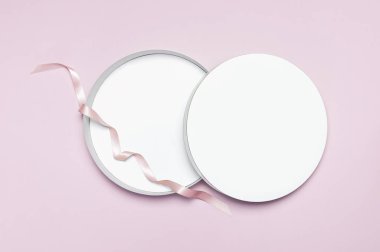 Beyaz karton boş kutu top düz görünüm yatıyordu. Yukarı, pembe arka plan dalga geçiyorsunuz. Ambalaj tasarım, alışveriş için boş bir kutu. mockup tasarım için