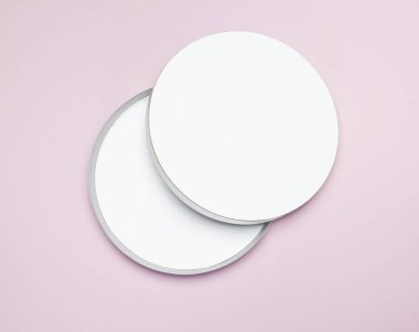 Beyaz karton boş kutu top düz görünüm yatıyordu. Yukarı, pembe arka plan dalga geçiyorsunuz. Ambalaj tasarım, alışveriş için boş bir kutu. mockup tasarım için