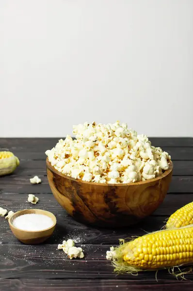 Brown Wooden Bowl Delicious Traditional Popcorn Fresh Corn Spoon Dark — Stock Photo, Image