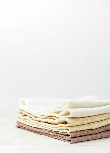 Vícebarevné Čisté Ručníky Světle Dřevěnou Pozadí Kopie Prostoru Textura Bavlny — Stock fotografie