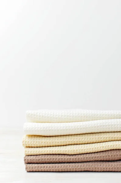 Πολύχρωμα Καθαρές Πετσέτες Ανοιχτόχρωμο Φόντο Ξύλινη Αντίγραφο Χώρο Υφή Του — Φωτογραφία Αρχείου