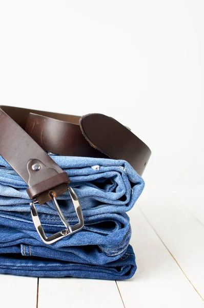 Jeans Och Ett Läderbälte Ljus Bakgrund Detaljer För Vackra Kläder — Stockfoto