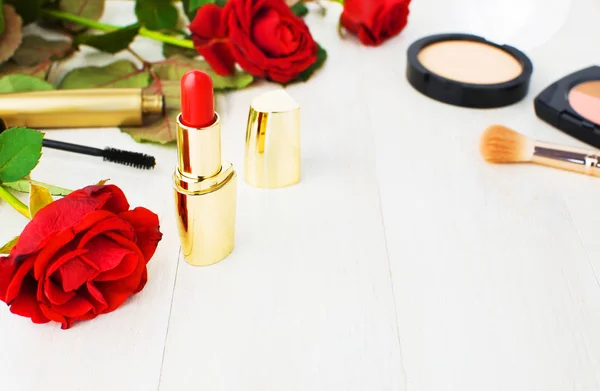 Varios Productos Cosméticos Para Maquillaje Con Rosas Rojas Sobre Fondo — Foto de Stock