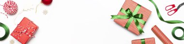 Hediye kutuları, kağıt, makas, ambalaj beyaz arka plan üzerinde şerit. Festival arka plan, kutlama, hediye paketleri, Noel ve yeni yıl tema. Düz yatıyordu, en iyi görünümü
