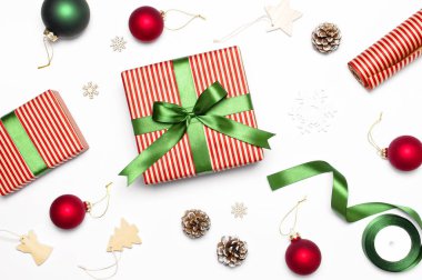 Hediye kutuları, Noel topları, oyuncaklar, çam kozalakları, şerit beyaz arka plan üzerinde. Festival, kutlama, Xmas tatil 2019 tebrik kartı yeni yıl Noel hediyeleri. Düz yatıyordu, en iyi görünümü