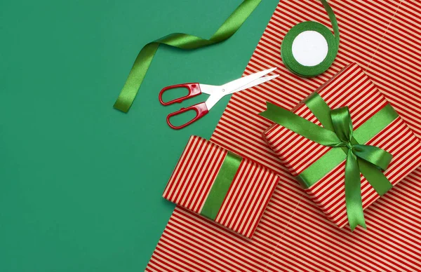 Подарочные Коробки Упаковочная Бумага Ножницы Лента Зеленом Фоне Праздничный Фон — стоковое фото