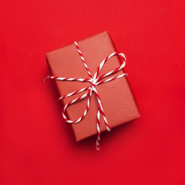 Kırmızı hediye kutu kırmızı arka plan en iyi görünüm düz üzerinde yatıyordu. Xmas tatil tatil kavramı, Doğum günü hediyesi, yılbaşı ya da Noel hediye kutusu sunar. Tebrikler metin için yer arka plan.
