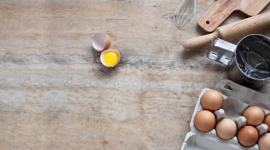 Mutfak ahşap bir masa üzerinde Metal mutfak eşyaları kaşık yumurta öğeleri. Yemek pişirme yumurta yiyecek üst görünüm mutfak eşyaları