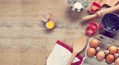 Mutfak ahşap bir masa üzerinde Metal mutfak eşyaları kaşık yumurta öğeleri. Yemek pişirme yumurta yiyecek üst görünüm mutfak eşyaları