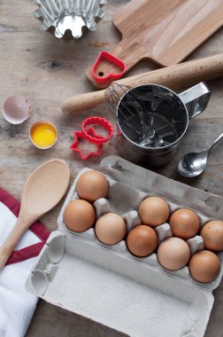 Mutfak ahşap bir masa üzerinde Metal mutfak eşyaları kaşık yumurta öğeleri. Yemek pişirme yumurta yiyecek üst görünüm mutfak eşyaları