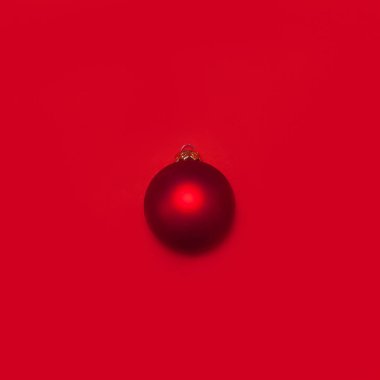 Kırmızı arka plan düz kırmızı Noel topu üstten görünüm kopya alanı yatıyordu. Noel Kış dekorasyonu Xmas tatil. Tebrikler arka plan yeni yıl kavramı
