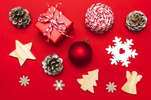 Weihnachtskomposition Holzspielzeug Für Das Neue Jahr Tannenzapfen Rote Kugel Schneeflocke — Stockfoto