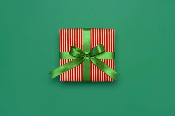 Gift Box Green Ribbon Green Background Top View Flat Lay — Stock Photo, Image