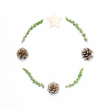 Noel kompozisyon. Çelenk çam dalları, koniler, beyaz arka planda düz Ahşap oyuncaklar üstten görünüm kopya alanı kare yatıyordu. Noel Kış dekorasyon doğa yeni yıl kavramı minimalist tarzı