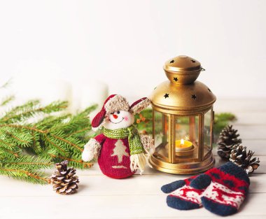 Noel topları, dekorasyon ahşap zemin çam dalları, bir kardan adam ve bir el feneri ile. Çocukların kış eldiven.