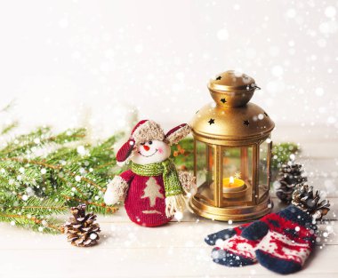 Noel topları, dekorasyon ahşap zemin çam dalları, bir kardan adam ve bir el feneri ile. Çocukların kış eldiven.