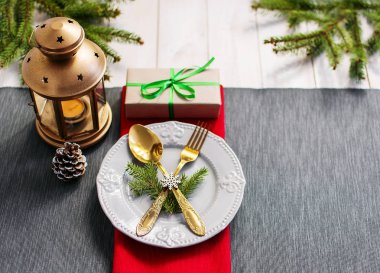 Noel hizmet tablo. Geleneksel festival dekorasyon arka plan üstten görünüm. Çatal bıçak takımları mutfak eşyaları güzel dekoratif öğeler Ladin şube tabaklar. Yeni yıl