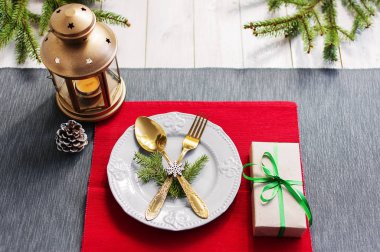 Noel hizmet tablo. Geleneksel festival dekorasyon arka plan üstten görünüm. Çatal bıçak takımları mutfak eşyaları güzel dekoratif öğeler Ladin şube tabaklar. Yeni yıl