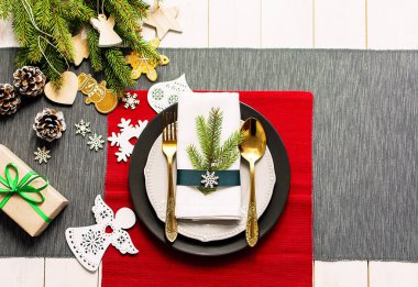 Noel hizmet tablo. Geleneksel festival dekorasyon arka plan üstten görünüm. Çatal bıçak takımları mutfak eşyaları güzel dekoratif öğeler Ladin şube tabaklar. Yeni yıl