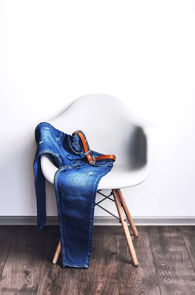 Ontwerper Plastic Stoel Een Witte Muur Achtergrond Blue Jeans Een — Stockfoto