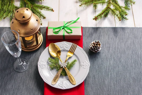 Noel hizmet tablo. Geleneksel festival dekorasyon arka plan üstten görünüm. Çatal bıçak takımları mutfak eşyaları güzel dekoratif öğeler Ladin şube tabaklar. Yeni yıl