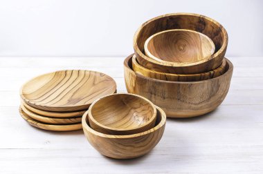 Mutfak, kase, açık renkli tabaklarda ahşap mutfak eşyaları. Doğal yemekler, sağlıklı bir yaşam tarzı kavramı.