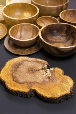 Mutfak, kase, siyah bir zemin üzerine plakalar için ahşap mutfak eşyaları. Doğal yemekler, sağlıklı bir yaşam tarzı kavramı. Ahşap ahşap Eko-ware doku