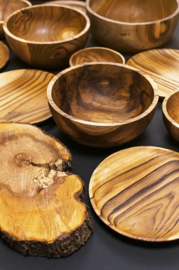 Mutfak, kase, siyah bir zemin üzerine plakalar için ahşap mutfak eşyaları. Doğal yemekler, sağlıklı bir yaşam tarzı kavramı. Ahşap ahşap Eko-ware doku