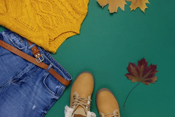 Kvinnliga Orange Stickad Tröja Blå Jeans Stövlar Och Höstlöv Grön — Stockfoto