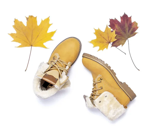 Turuncu erkek moda ayakkabı bot beyaz zemin üstüne sonbahar yaprakları ile düz yatıyordu moda bayan ayakkabı ayarla Trendy sonbahar aksesuarları bayan moda bakmak görüntülemek