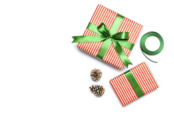 礼品盒 包装纸 丝带上的白色背景 节日背景 礼品包装 圣诞节和新年主题 平面平面顶部视图复制空间 — 图库照片