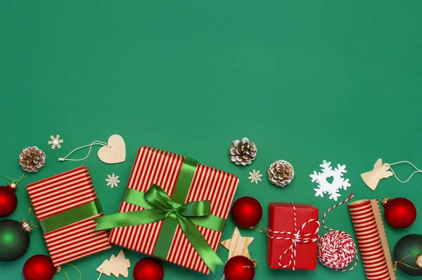 Caixas Presente Bolas Natal Brinquedos Cones Abeto Fita Fundo Verde — Fotografia de Stock