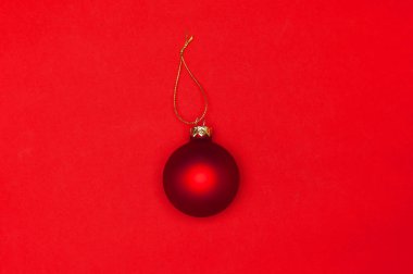Kırmızı arka plan düz kırmızı Noel topu üstten görünüm kopya alanı yatıyordu. Noel Kış dekorasyonu Xmas tatil. Tebrikler arka plan yeni yıl kavramı