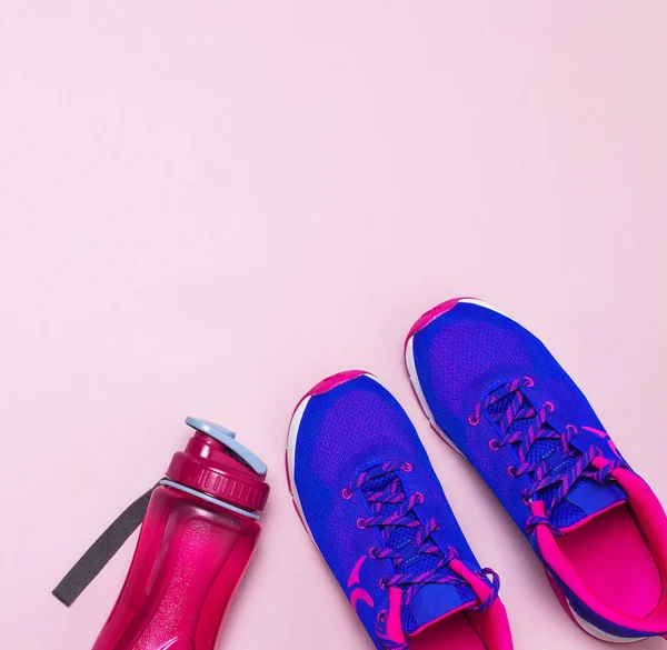 Ultra Blue Violet Roze Vrouwelijke Sneakers Waterfles Pastel Roze Achtergrond — Stockfoto
