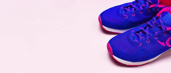 Εξαιρετικά Μπλε Βιολετί Ροζ Γυναικεία Sneakers Παστέλ Ροζ Φόντο Επίπεδη — Φωτογραφία Αρχείου