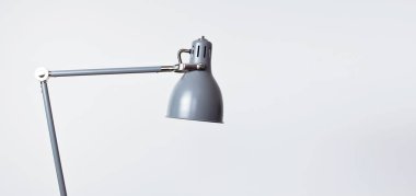 Gri masa lambası beyaz bir duvar karşı iç. İş veya eğitim metni için bir yer ile kavramı. İç mimari arka plan detay.