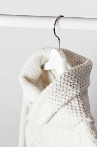 Wit Gebreid Wollen Trui Een Witte Houten Hanger Tegen Achtergrond — Stockfoto