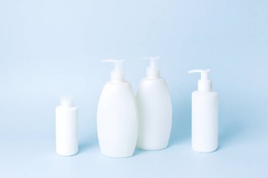 Kozmetik şişe konteyner mavi minimalist arka plan düz üzerinde yatıyordu. Mock-up marka için boş etiket. Doğal güzellik ürün kavramı