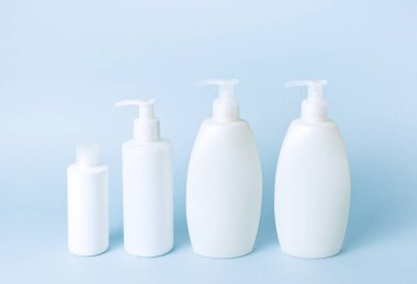 Kozmetik şişe konteyner mavi minimalist arka plan düz üzerinde yatıyordu. Mock-up marka için boş etiket. Doğal güzellik ürün kavramı