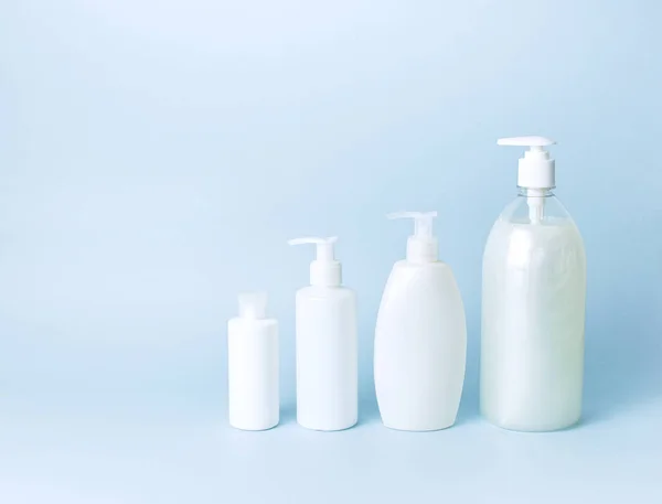 Cosmetische Fles Containers Een Blauwe Minimalistische Achtergrond Plat Leggen Lege — Stockfoto