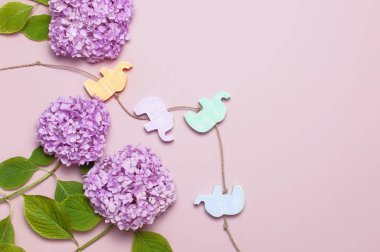 Lila Pembe ortanca çiçek ve çok renkli çocuk Ahşap oyuncaklar pastel pembe arka plan düz filleri şeklinde yatıyordu. Anneler günü, Doğum günü, Sevgililer günü, Bayan gün, kutlama kavramı.