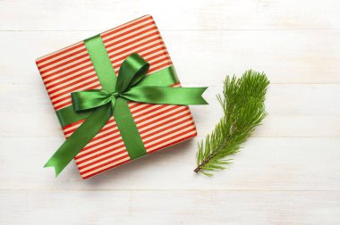 Noel kompozisyon yeni yıl hediye köknar koniler çam dalı Beyaz ahşap masa düz üstten görünüm kopya alanı yatıyordu. Kış dekorasyonu, yeni yıl kavramı. Xmas tatil tebrikler arka plan sunar