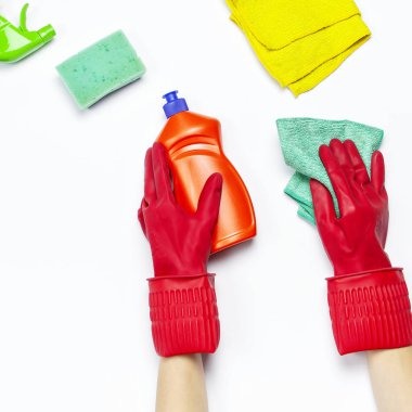 Dişi Kırmızı lastik beyaz arka plan üstten görünüm kopya alanı üzerinde izole bir mikrofiber bezle koruyucu eldiven eller. Temizlik kavramı, ev içi, temizlik şirketi, deterjanlar temizleme aksesuarları