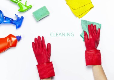 Dişi Kırmızı lastik beyaz arka plan üstten görünüm kopya alanı üzerinde izole bir mikrofiber bezle koruyucu eldiven eller. Temizlik kavramı, ev içi, temizlik şirketi, deterjanlar temizleme aksesuarları