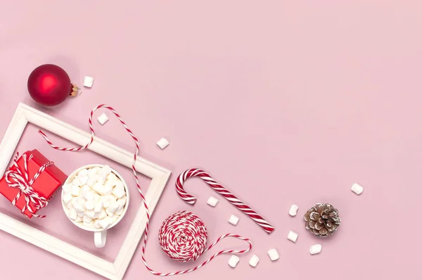 Candy Cane hediye kutu kırmızı topu ambalaj dantel fotoğraf çerçevesi pembe arka plan en iyi görünüm düz kış geleneksel içki gıda yatıyordu marshmallow ile beyaz kupa. Festival dekor kutlama Noel yeni yıl tatili