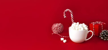 Marshmallow Candy Cane hediyeler ile beyaz kupa kırmızı arka plan kopya alanı düz yatıyordu ambalaj dantel el feneri kutuları. Kış geleneksel içecek yiyecek şenlikli dekor kutlama Noel yeni yıl tatili