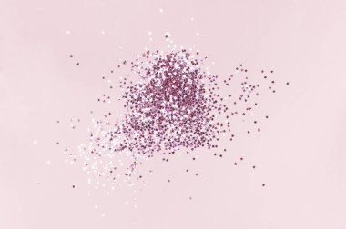 Pembe holografik glitter konfeti pembe arka plan düz üzerinde yıldız şeklinde üstten görünüm kopya alanı yatıyordu. Şenlikli tatil pastel zemin. Doğum günü, Tebrikler Noel, yeni yıl