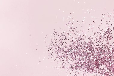 Pembe holografik glitter konfeti pembe arka plan düz üzerinde yıldız şeklinde üstten görünüm kopya alanı yatıyordu. Şenlikli tatil pastel zemin. Doğum günü, Tebrikler Noel, yeni yıl