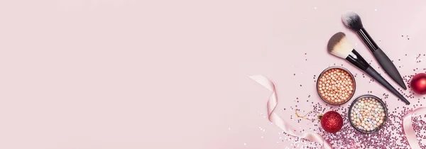 異なった化粧品化粧筆 赤面パウダー ボール クリスマス ボール フラット ピンクの背景の星の形のホログラムのキラキラ紙吹雪レイアウト平面図コピー スペース 化粧アクセサリー休日 — ストック写真