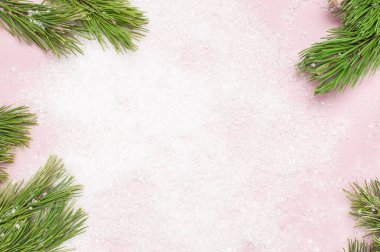 Noel arka plan, karlı pembe yeşil çam dalları. Kenarlık ve kopya alanı tasarım en iyi görünüm düz ile yaratıcı kompozisyon yatıyordu. Yeni yıl, tatil, Noel dekorasyon